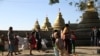တိုက်ပွဲကြောင့် အိုးအိမ်စွန့်ထွက်ပြေးရပြီး စေတီဝန်းထဲတွင် ခိုလှုံနေရသည့် မြို တိုင်းရင်းသားတချို့။ (ဇန်နဝါရီ ၂၅၊ ၂၀၁၉)