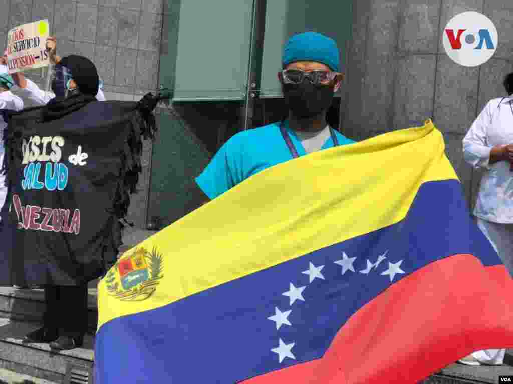 El gremio de enfermería venezolano es solo uno de los más recientes salir en salir a las calles de Caracas pidiendo sus derechos. Al principios del mes el protagonismo fue de los profesores. Foto: Álvaro Algarra.