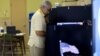 Encuesta: EE.UU. dividido e insatisfecho con democracia 