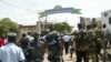 Des officiers de la gendarmerie gabonaise interviennent dans une situation de prise d'otages à la prison de Libreville, le 19 janvier 2009. (Photo d'archives)