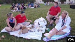 Anne Hooper and her family enjoy a picnic while waiting for fireworks to begin at Mount Vernon in Alexandria, Virginia, the historic home of America’s first President George Washington. (D.Block/VOA)