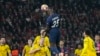 Lucas Beraldo, del PSG, a la izquierda, disputa un balón con Niclas Fuellkrug, del Dortmund, durante el partido de vuelta de las semifinales de la Liga de Campeones, el martes 7 de mayo de 2024, en París. 