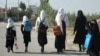 FILE - Anak-anak perempuan Afghanistan berjalan ke sekolah mereka di sepanjang jalan di Gardez, provinsi Paktia, 8 September 2022. (AFP) 