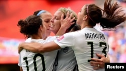 Tim sepakbola putri AS dalam pertandingan melawan Nigeria dalam Piala Dunia Sepakbola Putri (16/6). 
