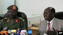 Juru bicara angkatan darat Sudan Selatan, Philip Aguer (kanan) memberikan keterangan pers di Juba (foto: dok).