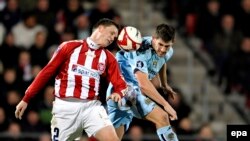 Ched Evans de Manchester City, à droite, et Michael Jakobsen d'Aalborg 'BK, à gauche, dans un duel aérien lors d’un match de la Coupe UEFA, 19 mars 2009 à Aalborg, Danemark. epa/ Henning Bagger ** DANEMARK OUT **