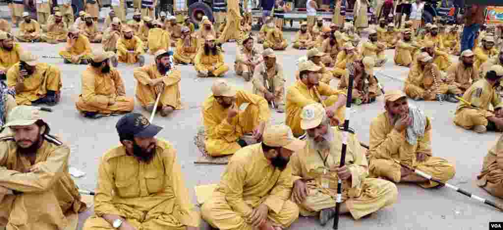 'انصار الاسلام' کے رضاکار شفٹوں میں مارچ کی سکیورٹی کی ذمہ داریاں انجام دے رہے ہیں۔