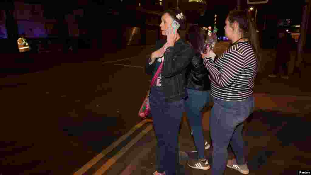 Les reactions des gens après avoir fui la Manchester Arena à Manchester, en Grande-Bretagne, le 22 mai 2017.