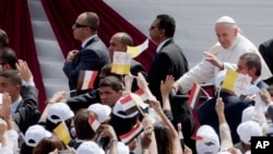 L’arrivée du pape François au stade où se sont assemblés des milliers des fidèles pour une messe au Caire, Egypte, 29 avril 2017