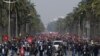Des partisans du parti Ennahdha brandissent des drapeaux nationaux et du parti lors d'une manifestation de soutien au gouvernement tunisien le 27 février 2021 dans la capitale Tunis. 