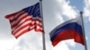 Bendera Rusia dan AS berkibar di dekat pabrik Ford Sollers di Vsevolozhsk, wilayah Leningrad, Rusia 27 Maret 2019. (REUTERS/Anton Vaganov)