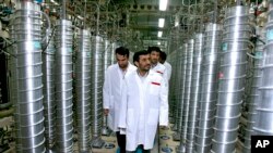 Kinu cha Nyuklia cha Iran. Rais wa zamani wa Iran Ahmadi Najed akikagua mradi huo.