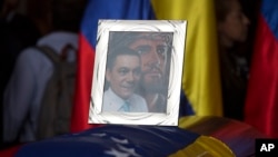 El concejal opositor, Fernando Albán, se habría suicidado, según reportes del gobierno venezolano. Miembros de su partido y críticos del gobierno de Nicolás Maduro aseguran que lo asesinaron. 