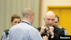 Anders Behring Breivik (vu ici le 16 mars au tribunal de Skien), aujourd'hui ouvertement nazi, avait tué le 22 juillet 2011 huit personnes en faisant exploser une bombe près du siège du gouvernement à Oslo en Norvège.