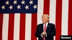 Presiden Amerika Donald Trump tiba dalam kampanye di Phoenix, Arizona, 22 Agustus 2017.
