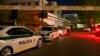 Policijski automobili ispred bolnice u Banskoj Bistrici u kojoj se nalazi premijer Robert Fico (AP Photo/Denes Erdos)