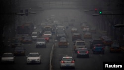 Contaminación extrema en una autopista de Pekín. 