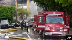 Los bomberos de Miami tratan de sofocar un incendio en un complejo de apartamentos el lunes 10 de junio de 2024.