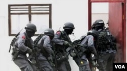 Anggota Densus 88 dalam latihan operasi penyergapan. Gencarnya operasi anti terorisme oleh Densus 88 ikut menyumbang kasus peningkatan pelanggaran HAM di Indonesia. (Foto: dok). 