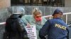ARCHIVES - La police pendant une manifestation près du Parlement au Cap, en Afrique du Sud, le 24 juillet 2020.