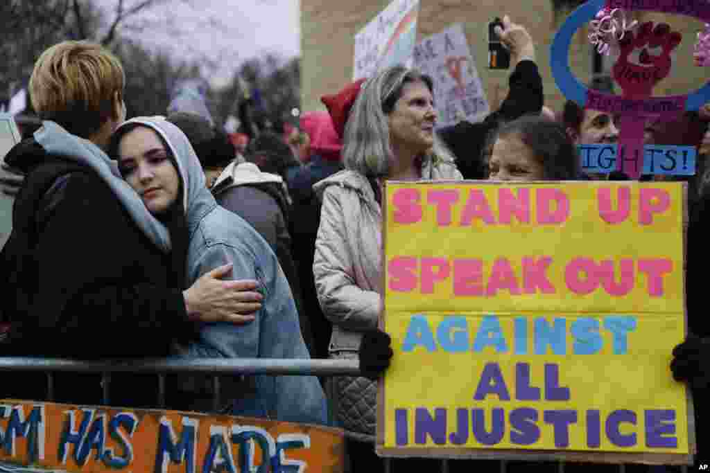 Para demonstran dalam protes massal Women's March di Washington, D.C. (21/1). (AP/John Minchillo)