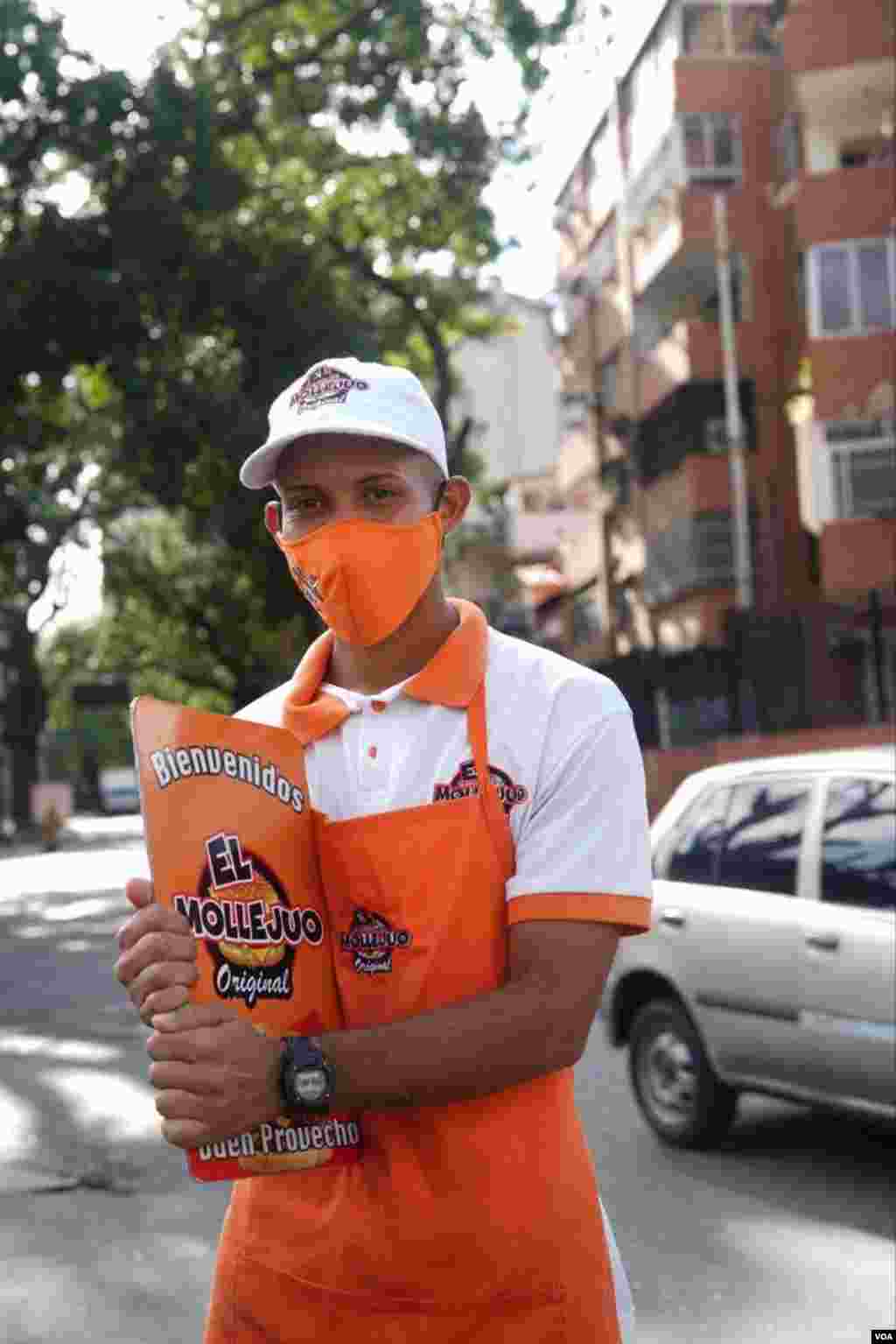 Los vendedores informales no han sido incluidos en las medidas de flexibilización que se han tomado ante la pandemia. Muchos alegan que si no venden, no tienen para llevar comida a sus hogares.