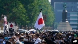 Adoradores hacen cola para rendir homenaje a los muertos en la guerra en el Santuario Yasukuni el sábado 15 de agosto de 2020 en Tokio. Japón marcó el 75 aniversario del final de la Segunda Guerra Mundial. 