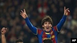 El Matador. Leonel Messi festejado pelos seus companheiros