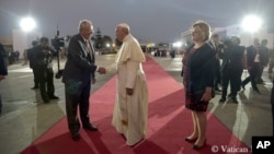 Pope Francis shakes hands with Peru's President Pedro Pablo Kuczynsk, left, as First Lady Nancy Lange looks on during a farewell ceremony ahead of his return flight to Rome, at Lima's airport, Peru, Jan. 21, 2018.