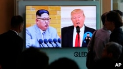 韩国民众在首尔火车站观看电视台播报的与美国总统川普和朝鲜领导人相关的电视新闻。（2018年4月21日）