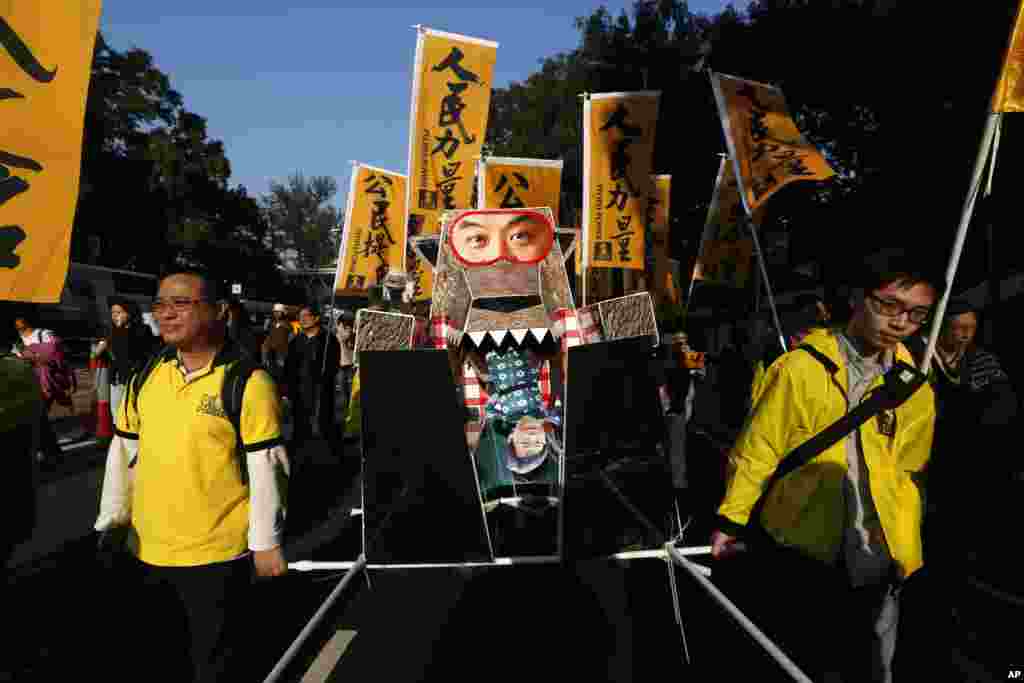 Ribuan demonstran berbaris di jalanan, menuntut demokrasi penuh dari China (1/1). (AP/Kin Cheung)