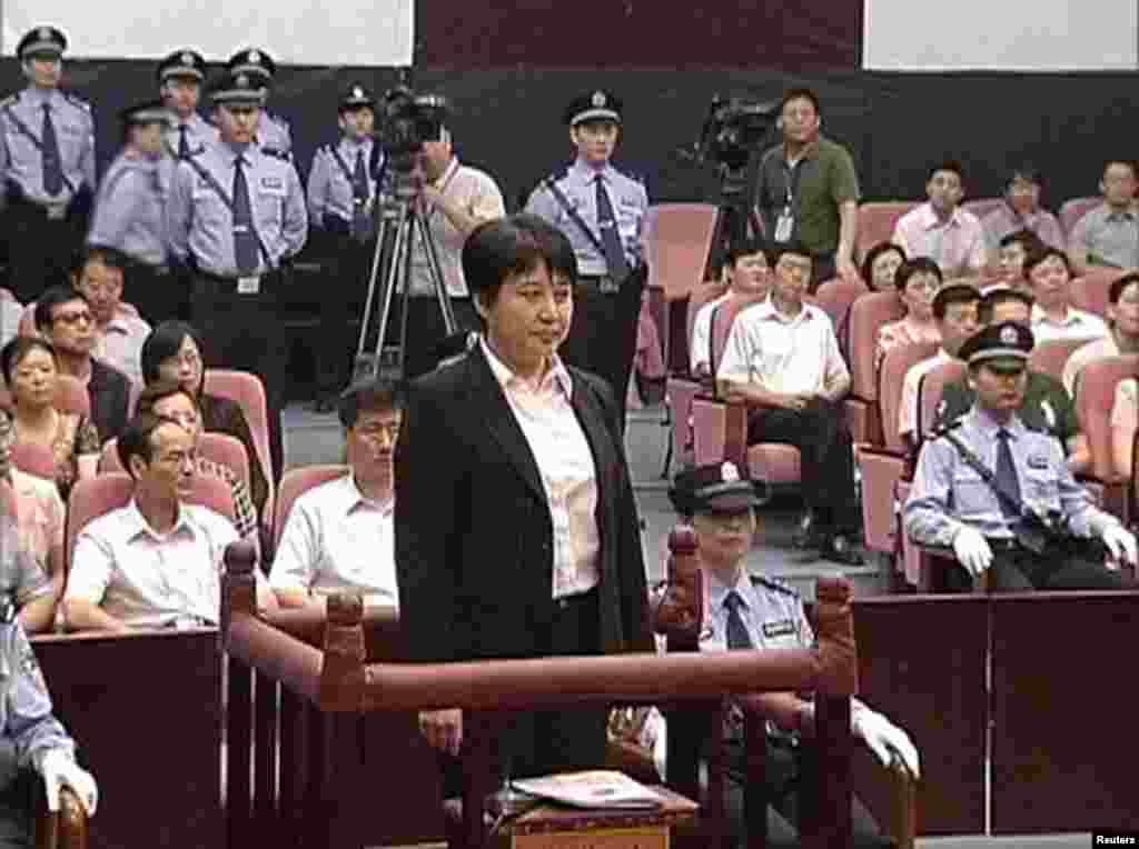 中央電視台畫面顯示谷開來(前排中)8月9日在合肥市中級人民法院出庭受審。