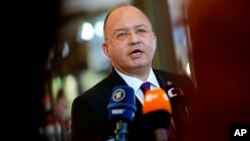 Bogdan-Lucian Aurescu conversa con la prensa en sus funciones como canciller de Rumanía, en Praga, República Checa, el 30 de agosto de 2022. El jurista fue electo este mes por la Asamblea General de la ONU como magistrado de la Corte Internacional de Justicia.
