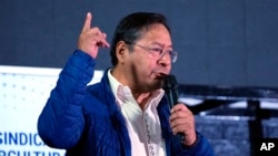 ARCHIVO - El presidente boliviano Luis Arce se dirige a la asamblea de trabajadores agrícolas de la Confederación de Pueblos Interculturales de Bolivia en La Paz, Bolivia, el 3 de octubre de 2023.