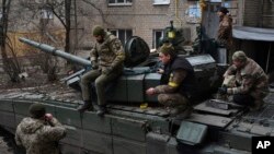 Wanajeshi wa Ukraine wakijiandaa kwa shambulio huko Bakhmut, mahali palipokuwa na mapigano makali zaidi na wanajeshi wa Russia, katika mkoa wa Donetsk, Ukraine, Alhamisi, Desemba 15, 2022. AP
