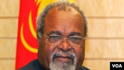 Michael Somare dilantik kembali sebagai Perdana Menteri Papua Nugini, namun menimbulkan perpecahan politik.