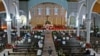 Des croyants prient dans l'église d'Onitsha, au Nigeria, le 14 avril 2005.