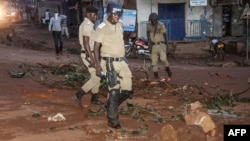 Des policiers anti-émeutes patrouillent après avoir dispersé des manifestants à Kampala, Ouganda, 17 octobre 2017.