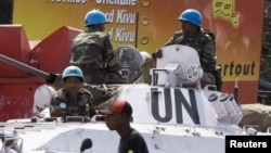 Des Casques de la mission des Nations unies en RDC patrouillent, jonchés sur un véhicule blindé à Goma, RDC, 6 décembre 2008.