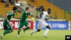 L'Algérien Saphir Taïder entre en action face au Sénégalais Idrissa Gueye lors d'un match de la qualification de la CAN, en Guinée Équatoriale, le 27 janvier 2015.
