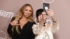 Archivo -Diane Warren se toma una 'selfie' junto a Mariah Carey. 11 Oct. 2019.
