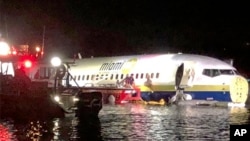 Pripadnici specijalizovanih službi rade na avionu u vodi u Džeksonvilu, Florida, 3. maja 2019.