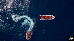 Des migrants secourus par des membres de l'ONG espagnole Proactiva Open Arms, le 6 mai 2018. 