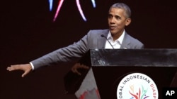 Mantan Presiden AS Barack Obama memberikan pidato pada Kongres Indonesian Diaspora Network di Jakarta, Indonesia, Sabtu, 1 Juli 2017 (foto: AP).