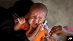 Bayi di Somalia menangis setelah menerima vaksin lima dalam satu melawan beberapa penyakit yang berpotensi fatal, di sebuah klinik di Mogadishu. (AP/Ben Curtis)