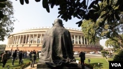 Patung Mahatma Gandhi menghadap ke arah gedung parlemen India, Senin,13 Desember 2010.