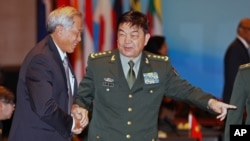 中國國防部長常萬全和新加坡防長黃永宏握手（2015年11月4日）