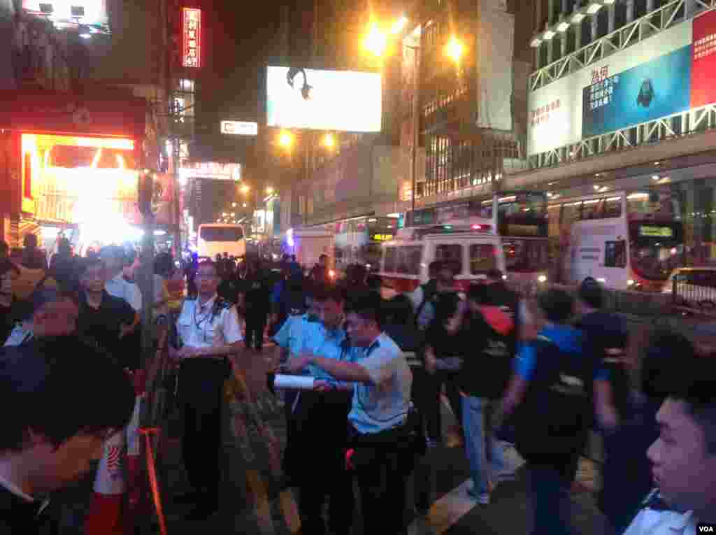 大批市民連續第二晚在旺角與警方「巷戰」 (美國之音海彥拍攝 )