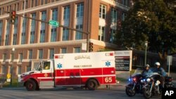 Sebuah ambulan melintas di depan Nebraska Medical Center, Omaha, Nebraska (Foto: dok).