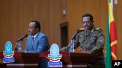 Le lieutenant-général Bacha Debele de la Force de défense nationale éthiopienne, à droite, donne une conférence de presse avec Redwan Hussein, porte-parole du groupe de travail sur le Tigré, sur la situation dans la région du Tigré, à Addis-Abeba, en Éthiopie, le 30 juin 2021.